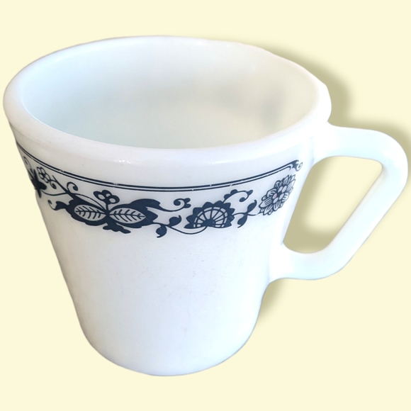 Pyrex vintage mugs x 2 navy flower border pattern - great condition - Picture 2 of 5